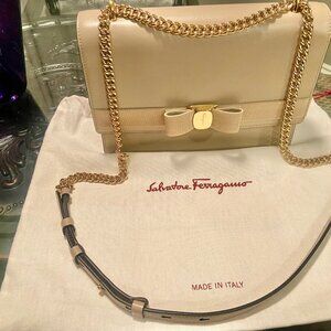 Ferragamo Vara Bow handbag (Like New!)